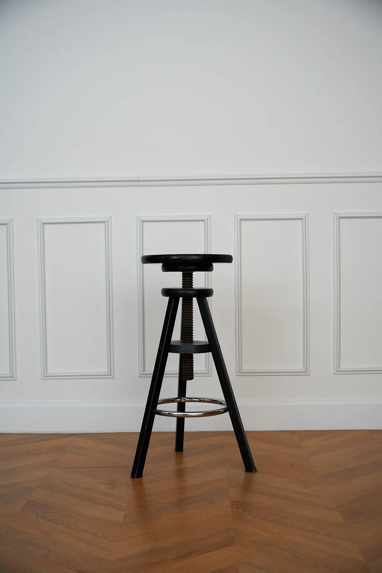 Swivel bar stool