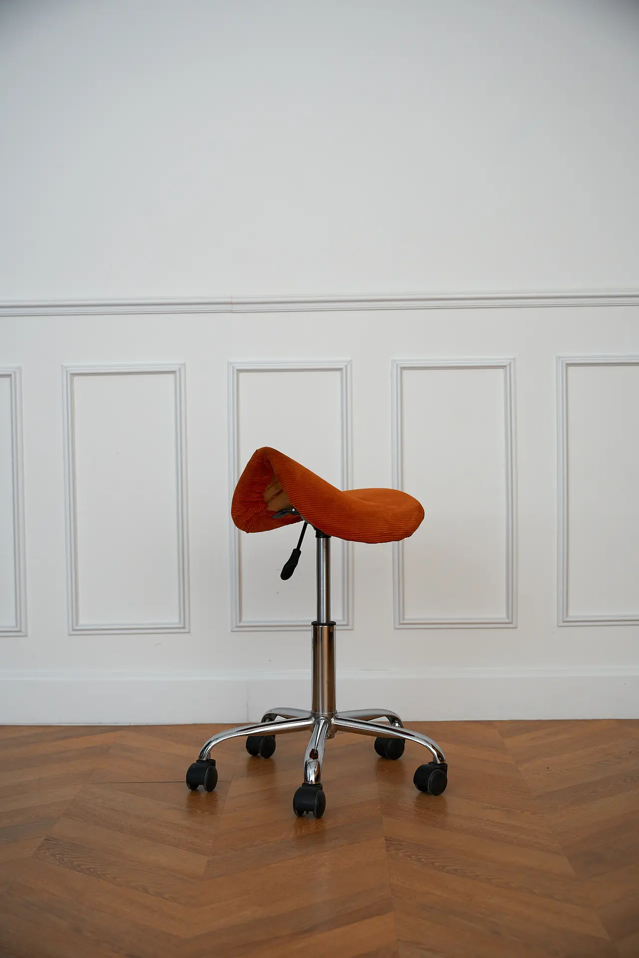 Saddle stool