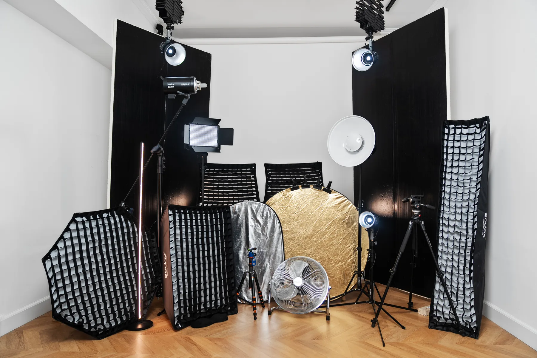 The studio Godox lighting kit for packshot
