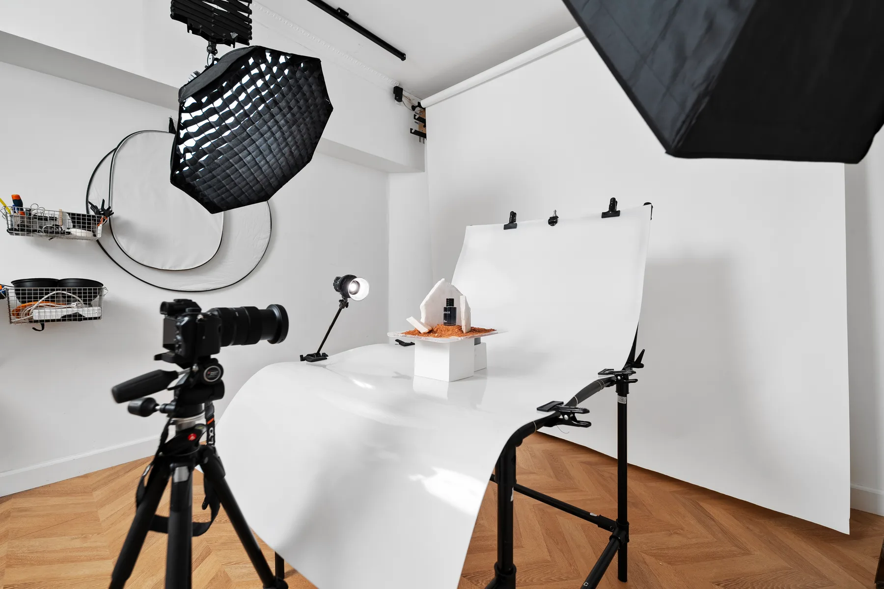 The product shooting table with seamless sweep